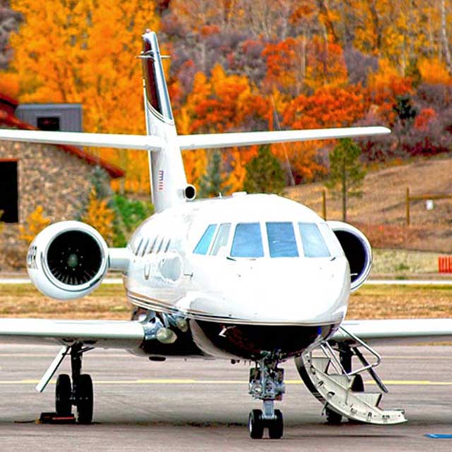 Jet privado en el aeropuerto