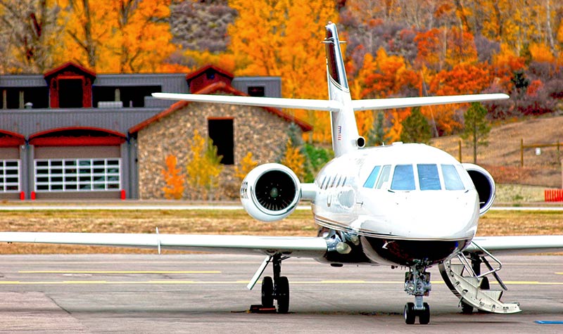 Transportes en coches de lujo con chófer a los aeropuertos de Milán Jet privado en aeropuerto en Milán