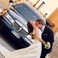 Pareja de novios y Limousine