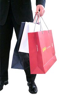 De tiendas por Milán con chófer Chófer con bolsas de compras