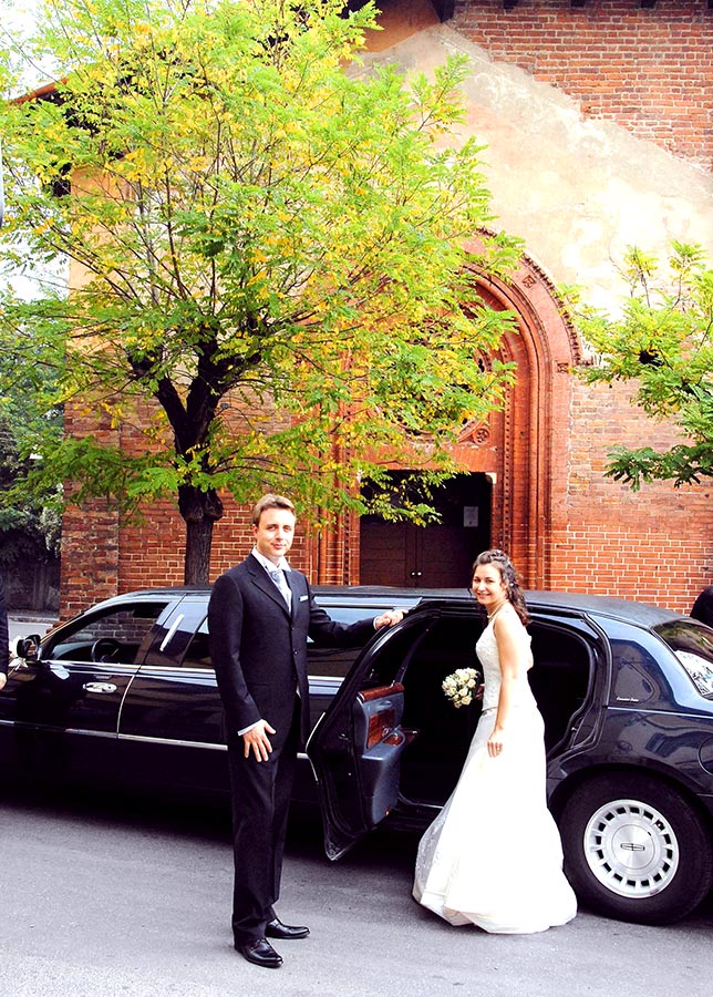 Stretch Limousine para bodas y cerimonias Pareja de novios delante de una preciosa Stretch Limousine