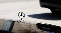Escudo Mercedes en la capota de un coche en un roadshow