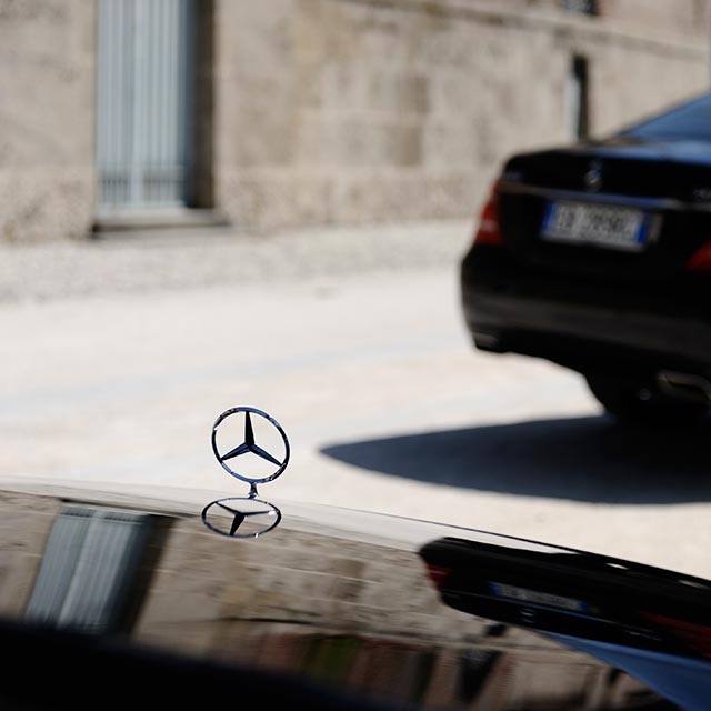 Escudo en la capota de un mercedes en un roadshow