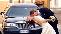 Novios y coche de lujo con ch&oacute;fer
