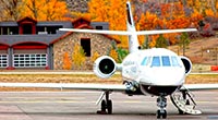Jet privado en aeropuerto