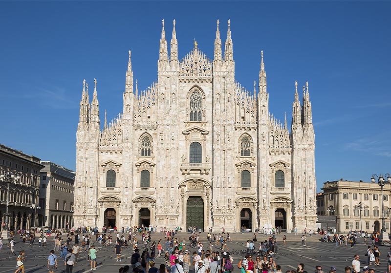 Vista frontal del Duomo de Mil&aacute;n
