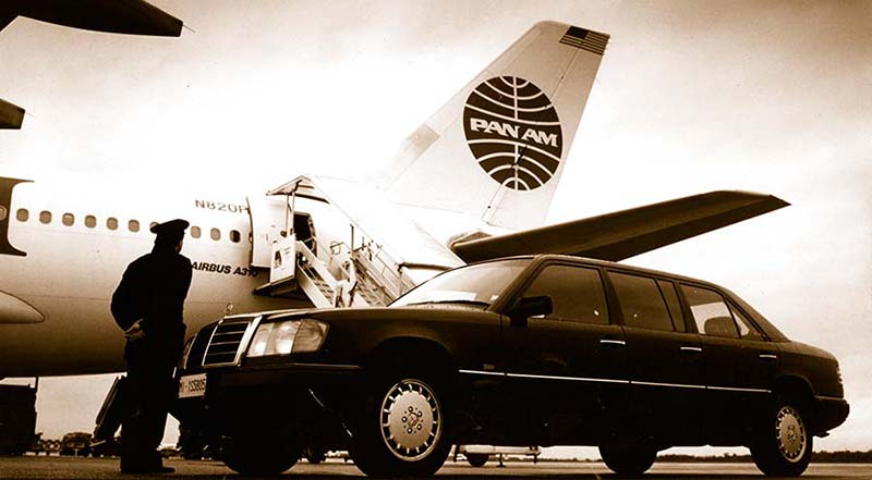 (foto de época) Transportes en coche de lujo hacia los aeropuertos de Milán Foto de época: Stretch Limousine en aeropuerto años’80